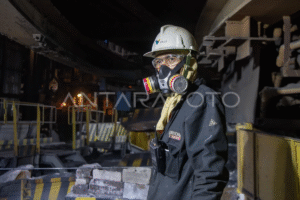 Pekerja menggunakan pakaian tahan api saat mengeluarkan biji nikel dari tanur dalam proses furnace di smelter PT Vale Indonesia Tbk di Sorowako, Luwu Timur, Sulawesi Selatan, Selasa (21/10/2025). Produksi nikel matte PT Vale Indonedia Tbk pada Semester I-2025 meningkat sebesar dua persen dibandingkan periode yang sama tahun lalu yakni 35.584 ton dan menargetkan produksi nikel matte hingga akhir tahun 2025 mencapai 71.234 ton. ANTARA FOTO/Nova Wahyudi/YU