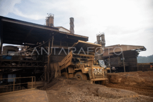 Pekerja menggunakan alat berat mengangkut biji nikel mentah di area smelter PT Vale Indonesia Tbk di Sorowako, Luwu Timur, Sulawesi Selatan, Selasa (21/10/2025). Kementerian Keuangan (Kemenkeu) mencatat realisasi Penerimaan Negara Bukan Pajak (PNBP) SDA nonmigas per 31 Agustus 2025 sebesar Rp75,6 triliun atau 77,9 persen dari target dalam APBN 2025 sebesar Rp115,5 triliun. ANTARA FOTO/Nova Wahyudi/nym.