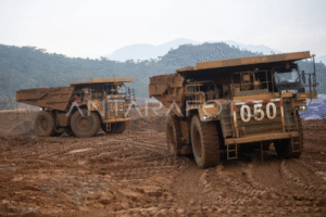 Pekerja menggunakan alat berat mengangkut biji nikel mentah di area smelter PT Vale Indonesia Tbk di Sorowako, Luwu Timur, Sulawesi Selatan, Selasa (21/10/2025). Kementerian Keuangan (Kemenkeu) mencatat realisasi Penerimaan Negara Bukan Pajak (PNBP) SDA nonmigas per 31 Agustus 2025 sebesar Rp75,6 triliun atau 77,9 persen dari target dalam APBN 2025 sebesar Rp115,5 triliun. ANTARA FOTO/Nova Wahyudi/nym.