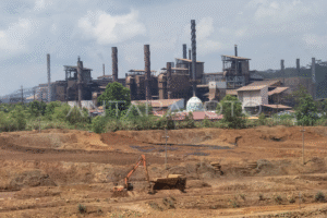 Pekerja menggunakan alat berat mengangkut biji nikel mentah di area stockpile PT Vale Indonesia Tbk di Sorowako, Luwu Timur, Sulawesi Selatan, Selasa (21/10/2025). Kementerian Keuangan (Kemenkeu) mencatat realisasi Penerimaan Negara Bukan Pajak (PNBP) SDA nonmigas per 31 Agustus 2025 sebesar Rp75,6 triliun atau 77,9 persen dari target dalam APBN 2025 sebesar Rp115,5 triliun. ANTARA FOTO/Nova Wahyudi/nym.
