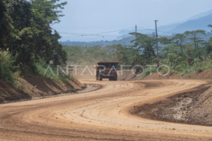 Pekerja menggunakan alat berat mengangkut biji nikel mentah di area stockpile PT Vale Indonesia Tbk di Sorowako, Luwu Timur, Sulawesi Selatan, Selasa (21/10/2025). Kementerian Keuangan (Kemenkeu) mencatat realisasi Penerimaan Negara Bukan Pajak (PNBP) SDA nonmigas per 31 Agustus 2025 sebesar Rp75,6 triliun atau 77,9 persen dari target dalam APBN 2025 sebesar Rp115,5 triliun. ANTARA FOTO/Nova Wahyudi/nym.