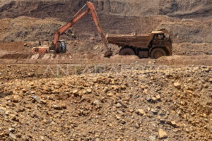Pekerja menggunakan alat berat mengangkut biji nikel mentah di area stockpile PT Vale Indonesia Tbk di Sorowako, Luwu Timur, Sulawesi Selatan, Selasa (21/10/2025). Kementerian Keuangan (Kemenkeu) mencatat realisasi Penerimaan Negara Bukan Pajak (PNBP) SDA nonmigas per 31 Agustus 2025 sebesar Rp75,6 triliun atau 77,9 persen dari target dalam APBN 2025 sebesar Rp115,5 triliun. ANTARA FOTO/Nova Wahyudi/nym
